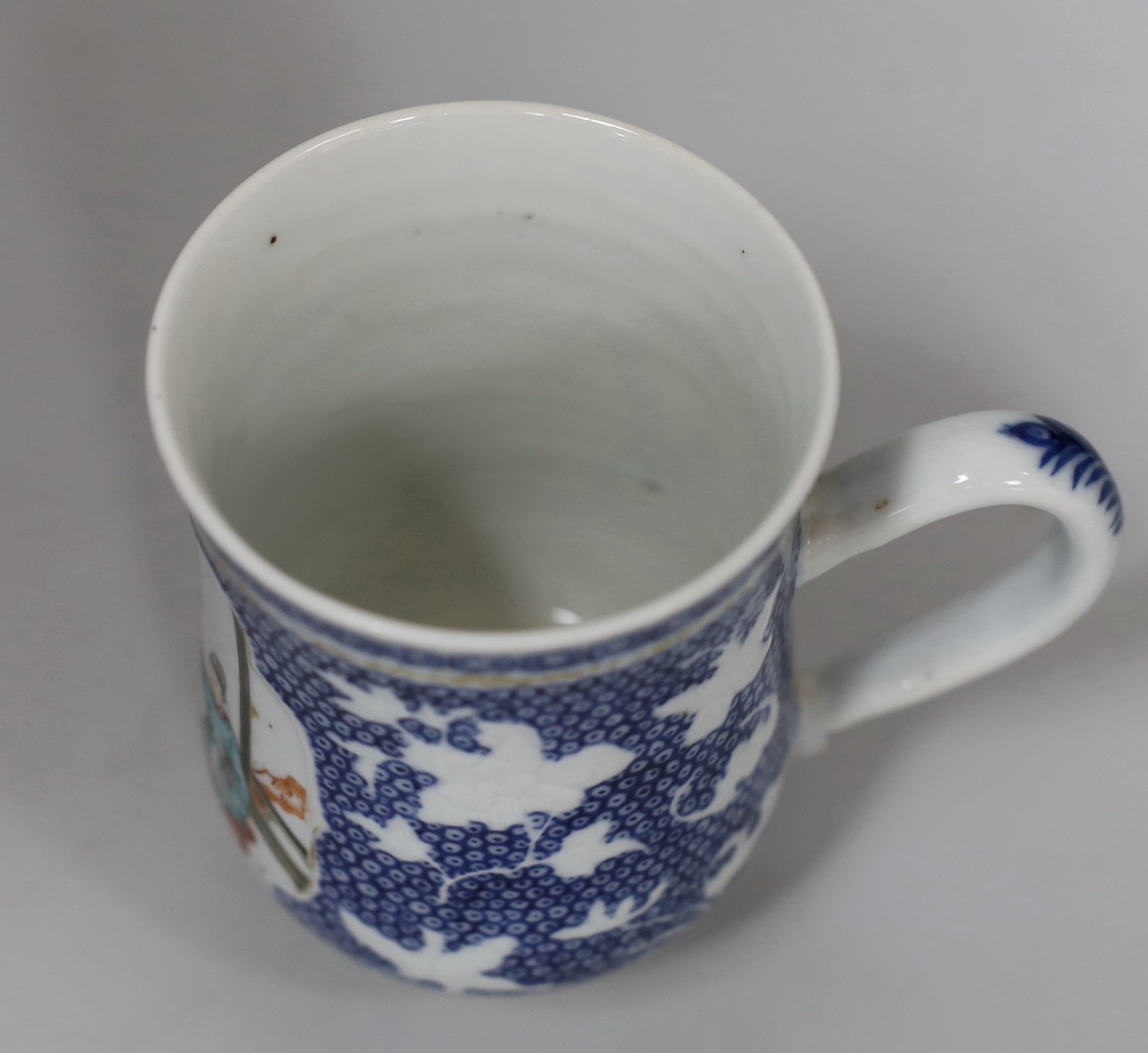 An 18th century Chinese export famille rose mug, 11.5cm